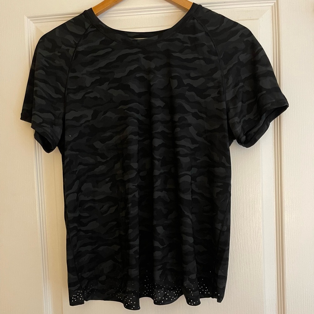 women’s lululemon shirt size 6